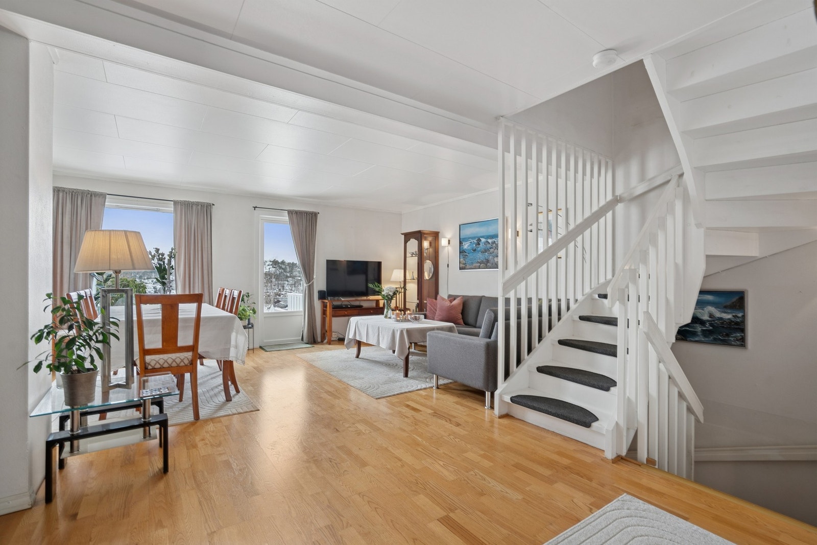 Lys og romslig stue med store vindusflater og flott utsikt. Galleribilde