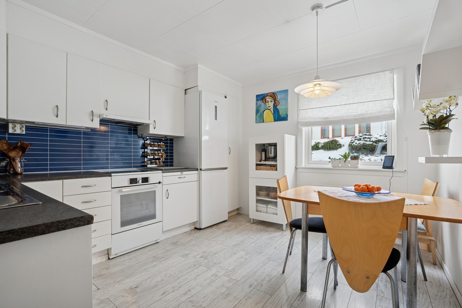 Praktisk kjøkken med god skap- og benkeplass. Galleribilde