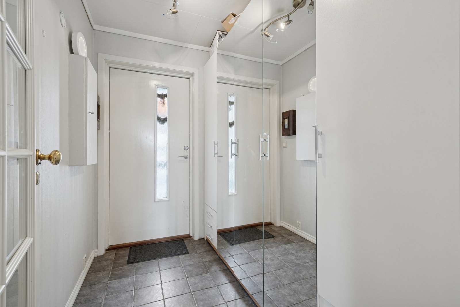 Innbydende entré med god plass til oppbevaring. Galleribilde