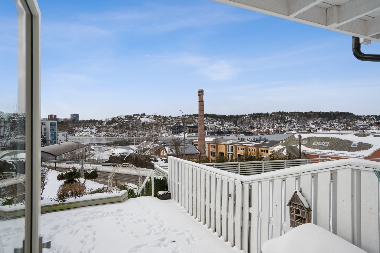 Fra stuen er det direkte utgang til vestvendt terrasse. Galleribilde
