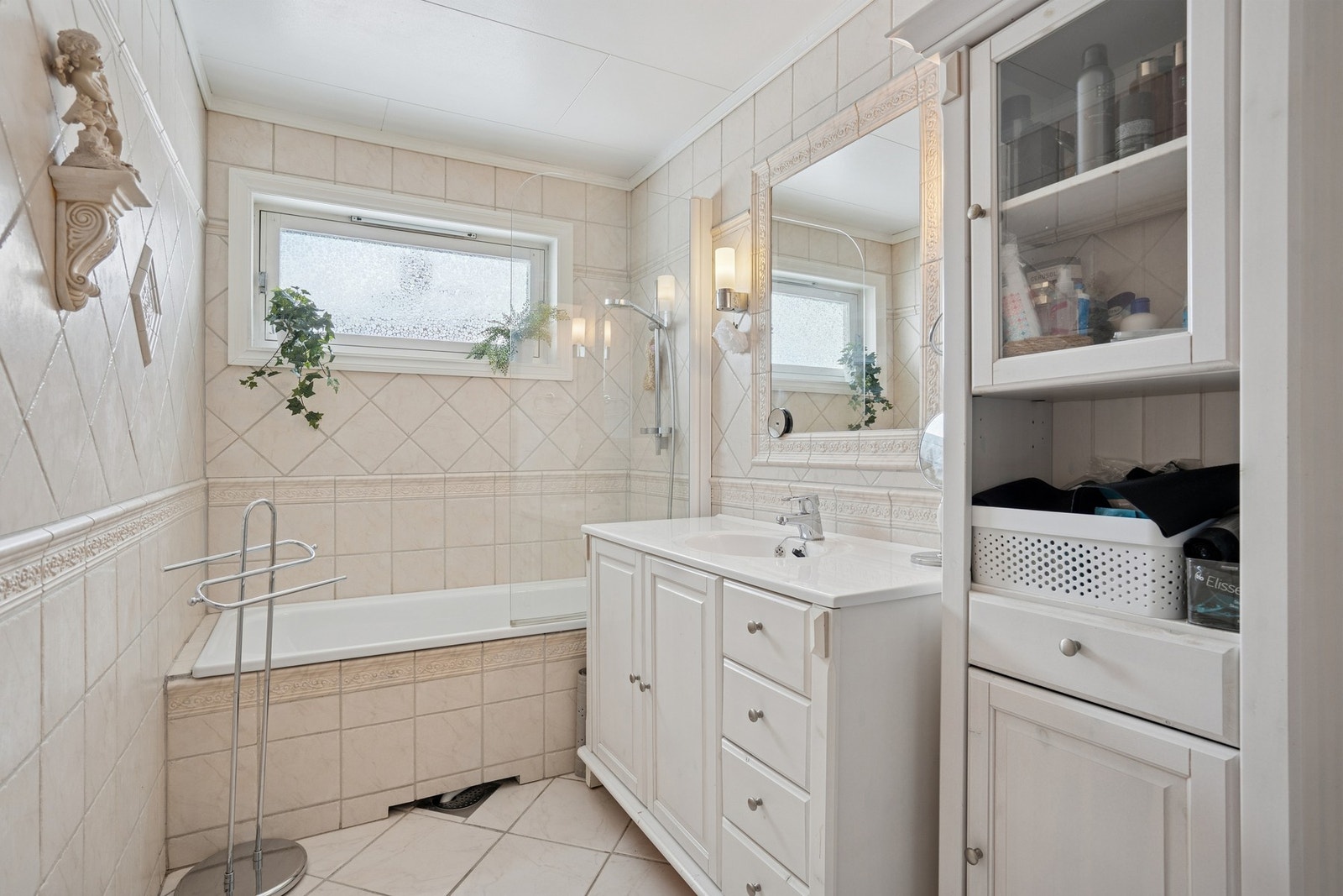 Bad i øverste etasje med varme i gulv. Flislagt med badekar og praktisk innredning. Galleribilde