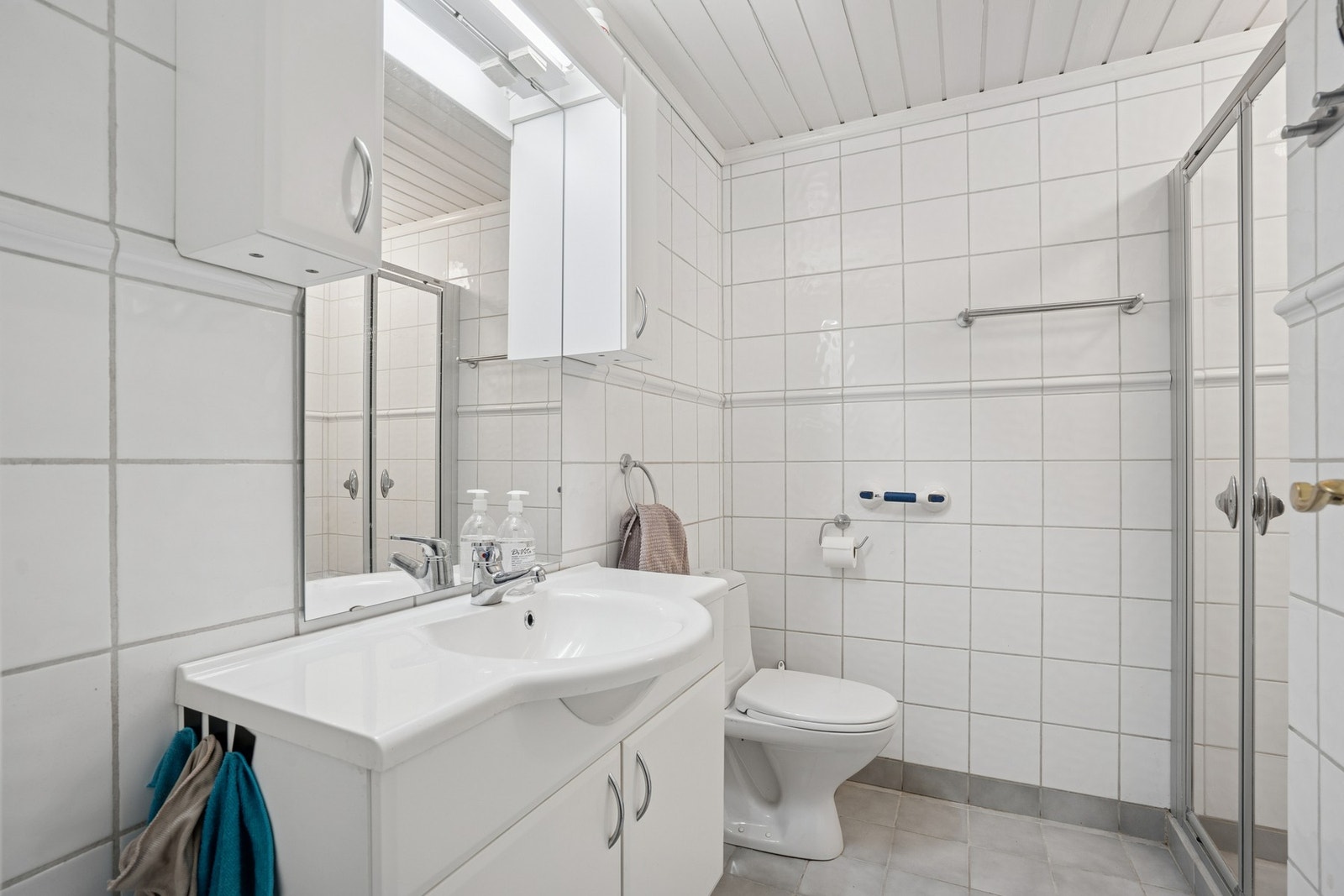 Bad/vaskerom i underetasjen gir ekstra fleksibilitet i hverdagen. Galleribilde