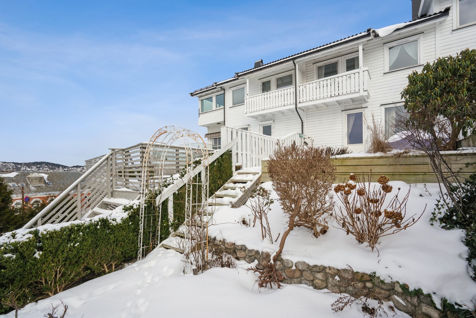 Boligen ligger luftig og fritt i skrånende terreng. Galleribilde