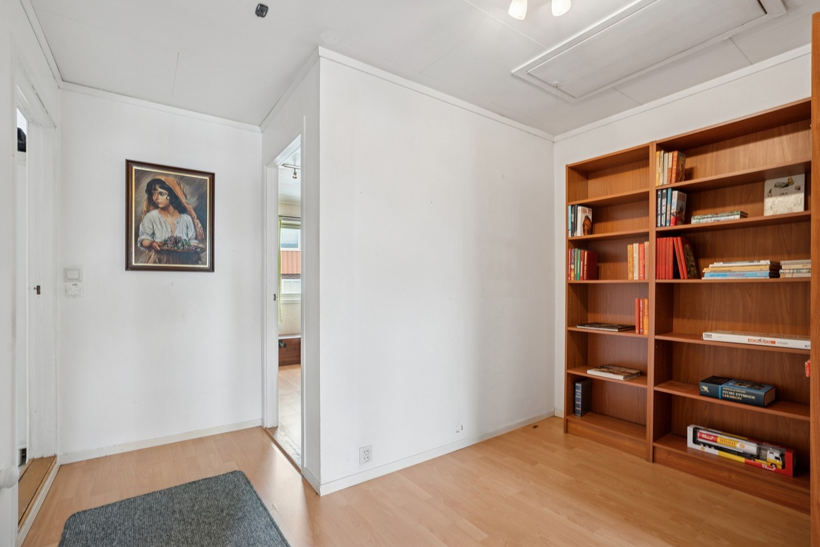 Gangen er romslig og kan godt benyttes til et hjemmekontor eller lignende. Galleribilde