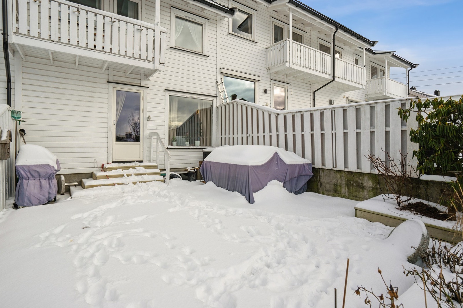Terrassen er godt skjermet fra naboer. Galleribilde