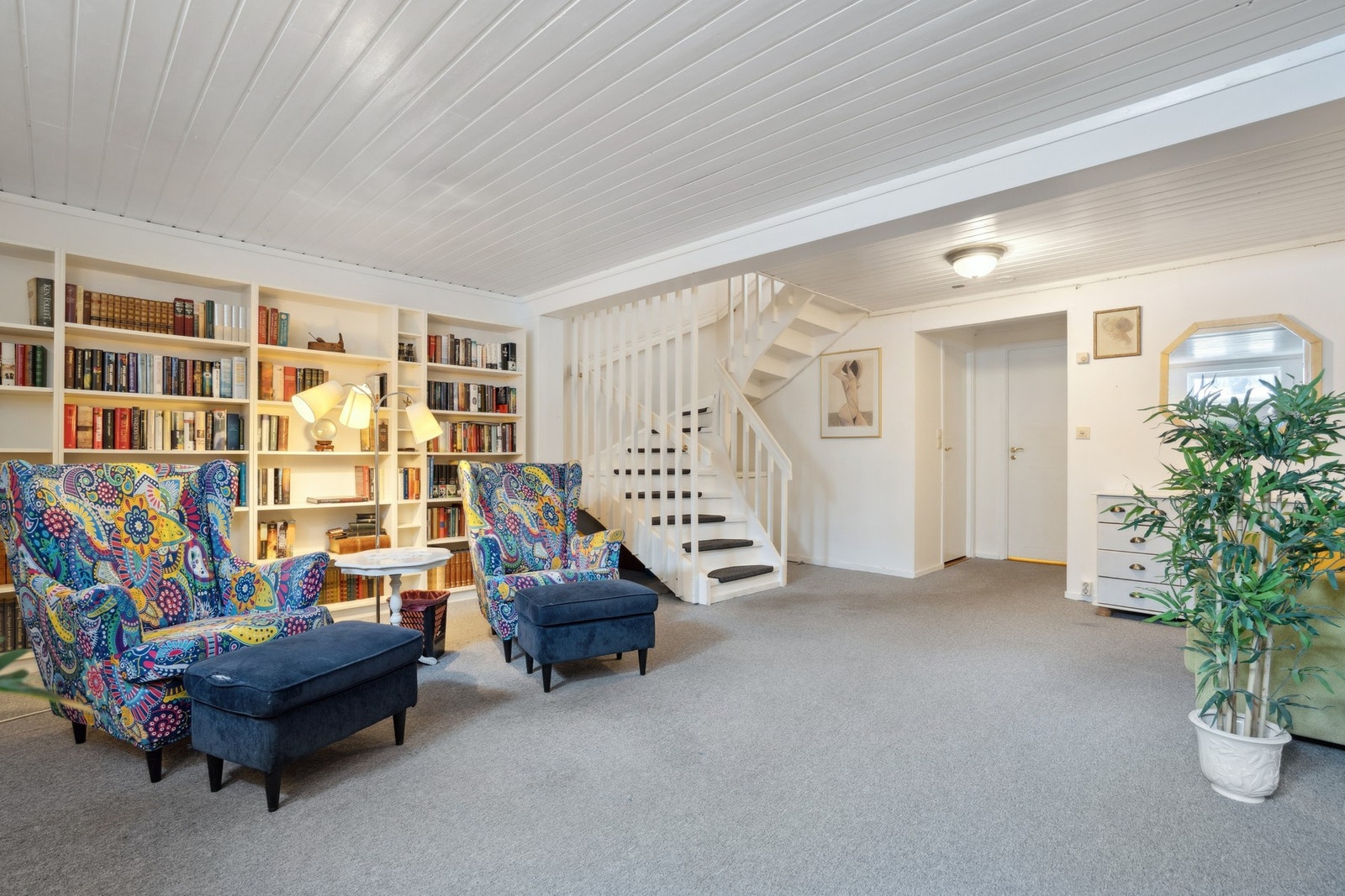 Romslig kjellerstue med mange bruksmuligheter. Merk: Ikke bruksendret Galleribilde