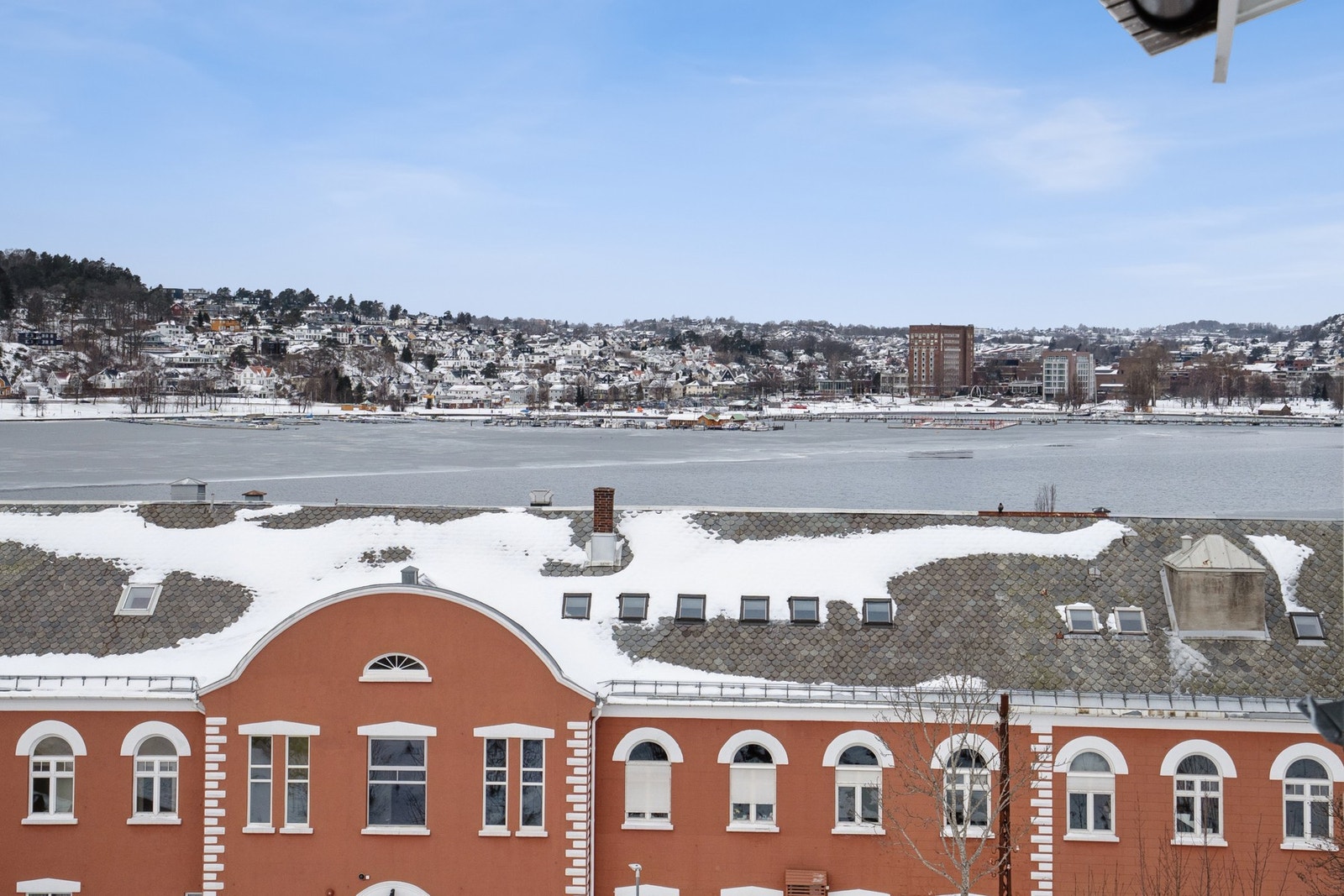 Vestvendt beliggenhet med panoramautsikt over innseilingen til Sandefjord. Galleribilde
