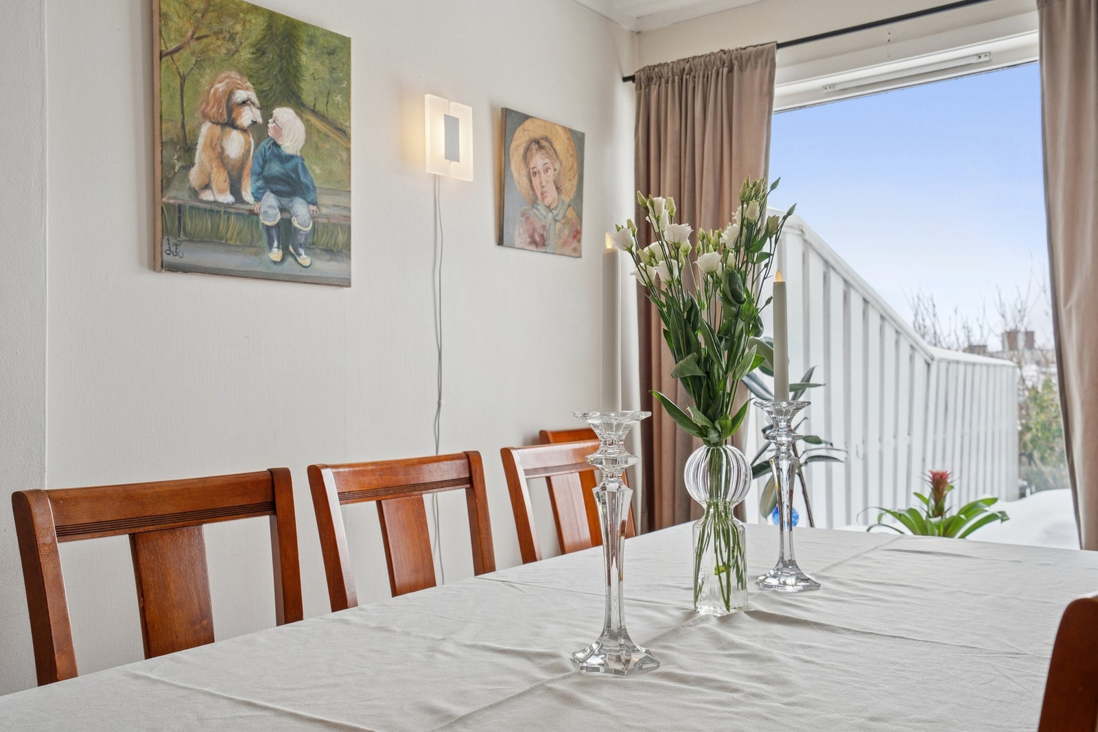 Spiseplass med utsyn mot fjorden - en flott ramme for hverdagsmiddager og selskap. Galleribilde