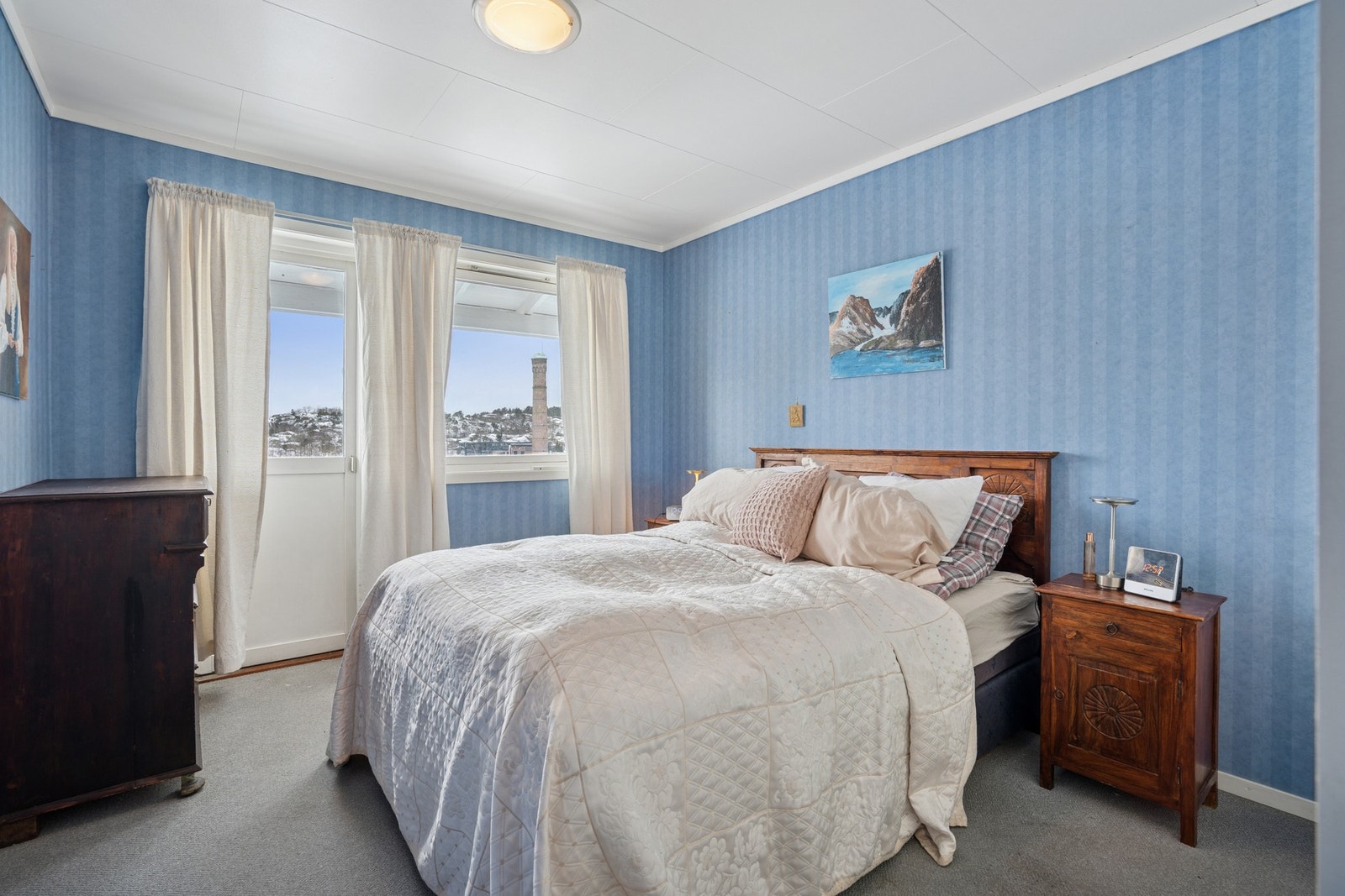 Hovedsoverom med utgang til balkong og flott utsikt. Galleribilde