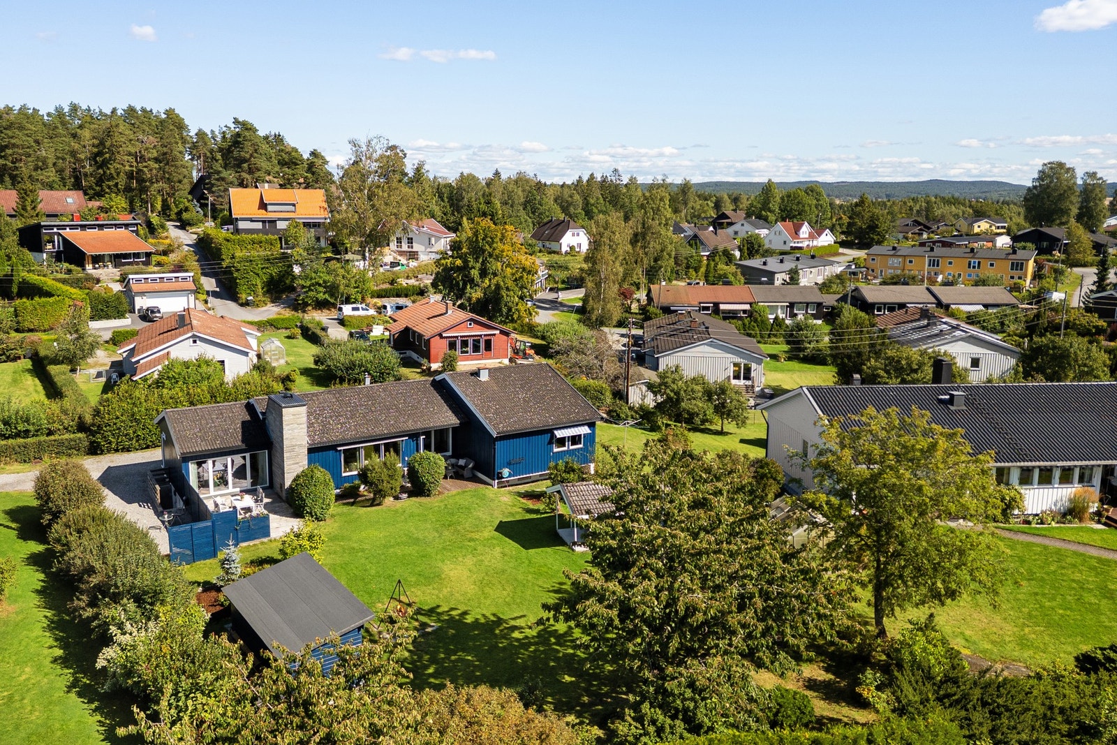 Tomten byr på en fantastisk stor, grønn og barnevennlig hage med svært gode solforhold fra morgen til kveld. Galleribilde
