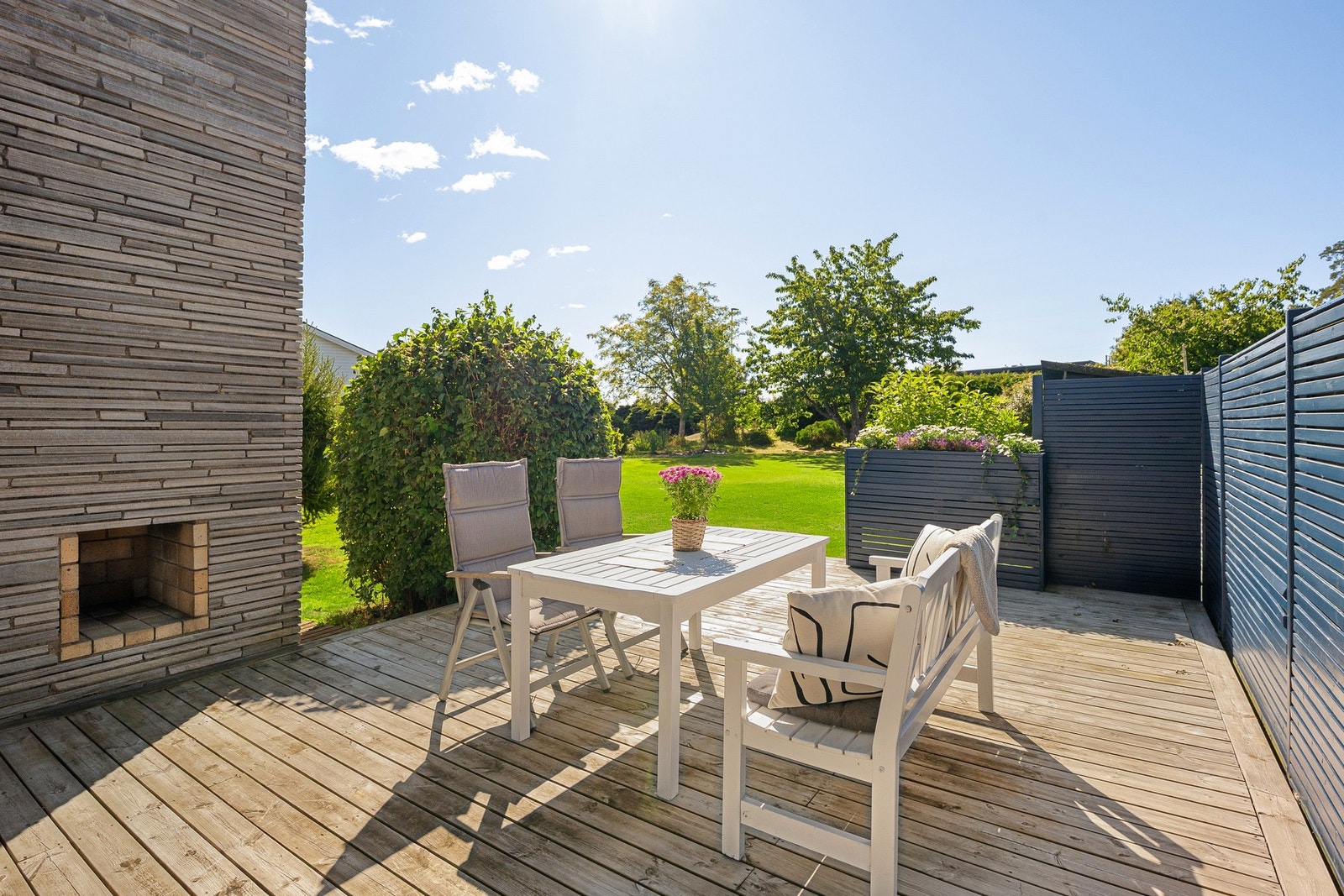 Uteplassene gir fine soner for både spisebord, loungemøbler og grill. Galleribilde