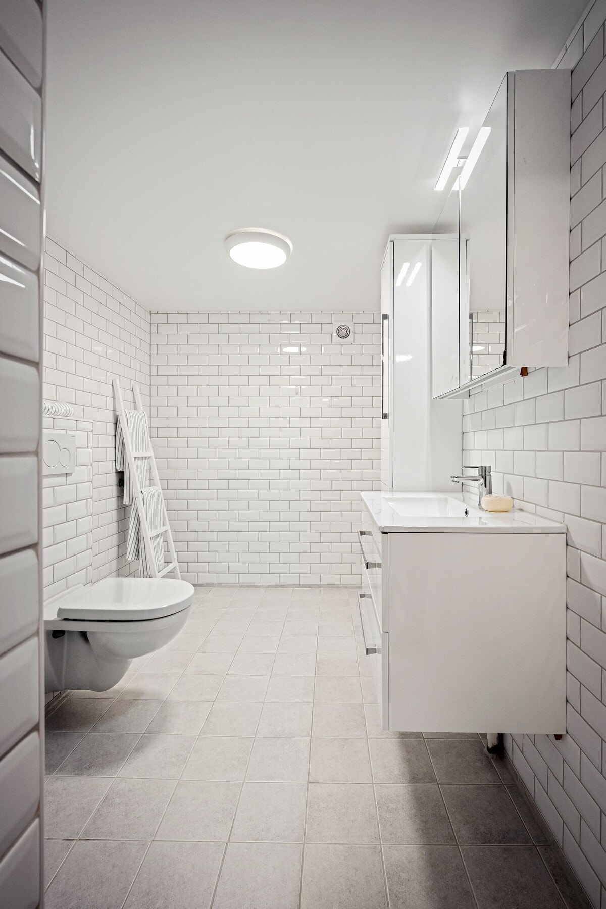 Badet i underetasjen er fra 2020 og fremstår moderne og funksjonelt. Galleribilde