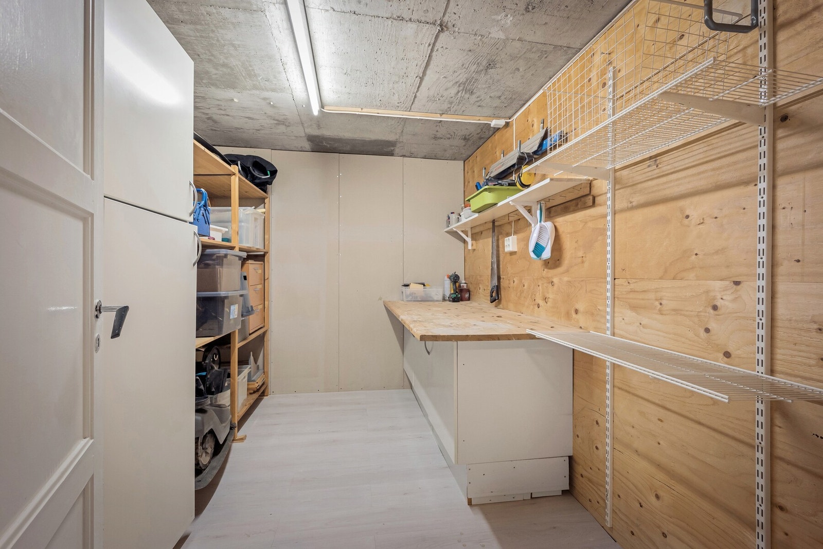 Underetasjen inneholder flere boder som gir rikelig med lagringsplass til sportsutstyr, sesongutstyr, verktøy og annet man ønsker å ha lett tilgjengelig, men ryddig bort. Galleribilde