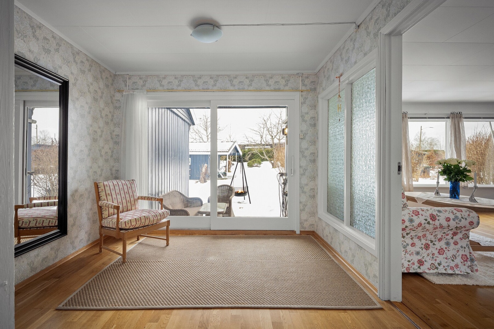 Herfra har du direkte utgang til en solrik platting - den perfekte frokostterrasse hvor solen varmer. Galleribilde