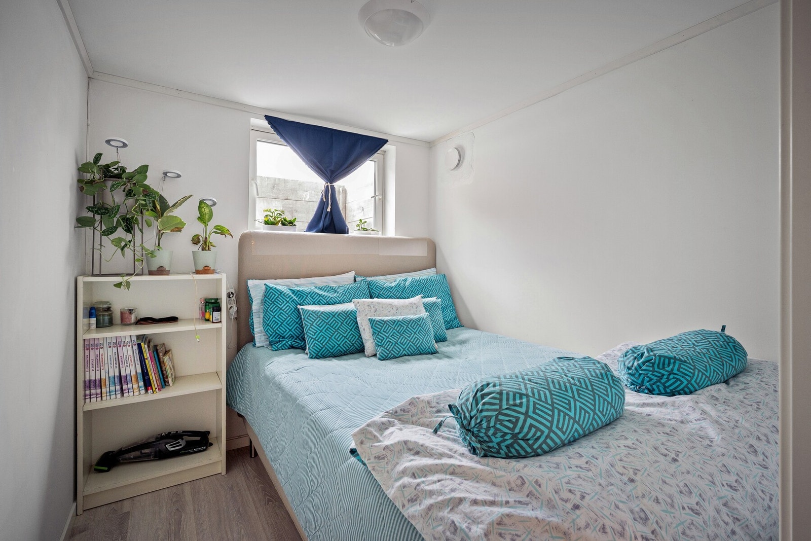 Soverommet i utleiedelen har plass til dobbeltseng og garderobeløsning, og gir gode forutsetninger for komfortabel bruk. Galleribilde