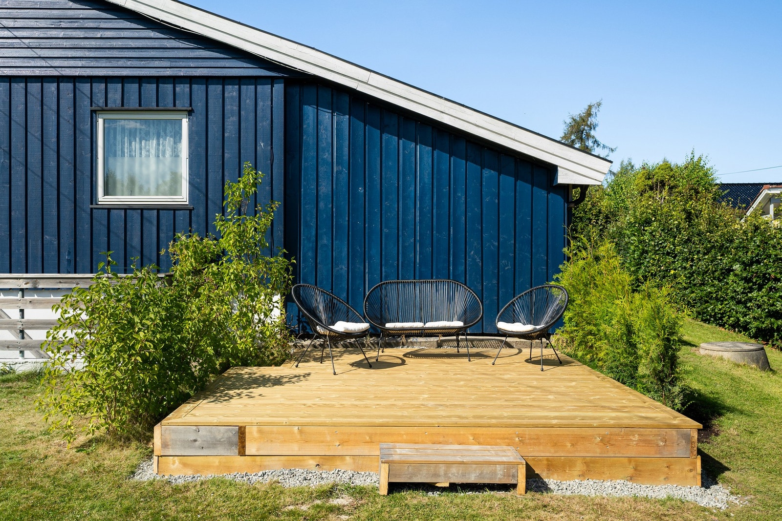 Boligen har flere solrike uteplasser som gjør det enkelt å følge solen gjennom dagen, med frokostterrasse på østvendt side, terrasse utenfor spisestuen mot syd og terrasse utenfor mellomgangen mot syd. Galleribilde