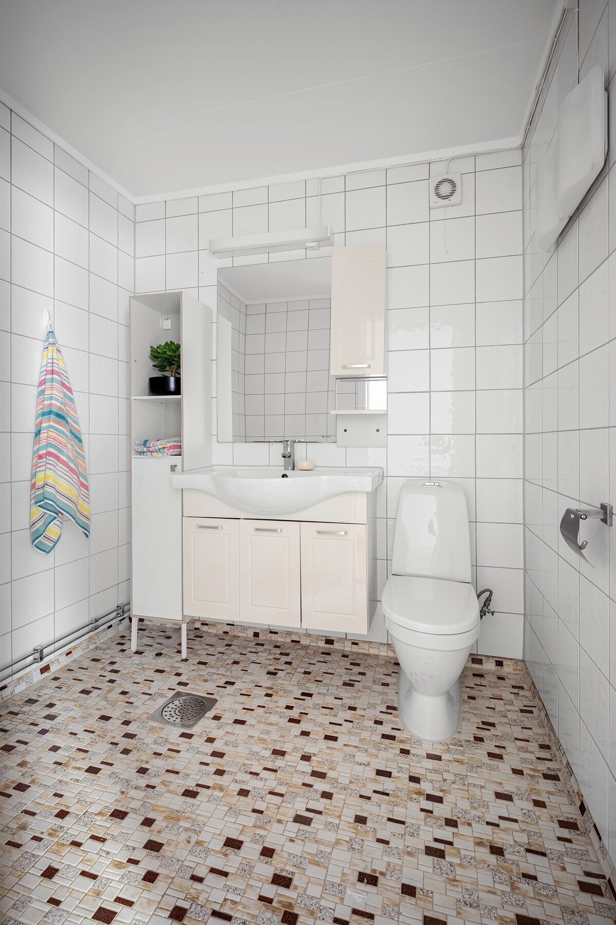 Badet ligger i tilknytning til soverom og gir en praktisk og privat løsning for hovedsoverommet. Rommet er flislagt og har varme i gulv. Galleribilde