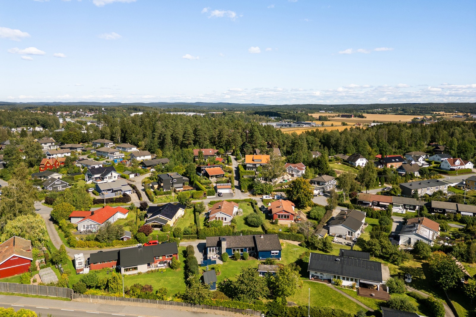 Attraktiv og barnevennlig beliggenhet i rolige omgivelser, med gangavstand til buss og tog fra Ski - kun ca. 12 min til Oslo S med Follobanen. Nærhet til skoler, barnehager, skog og flotte turområder. Galleribilde
