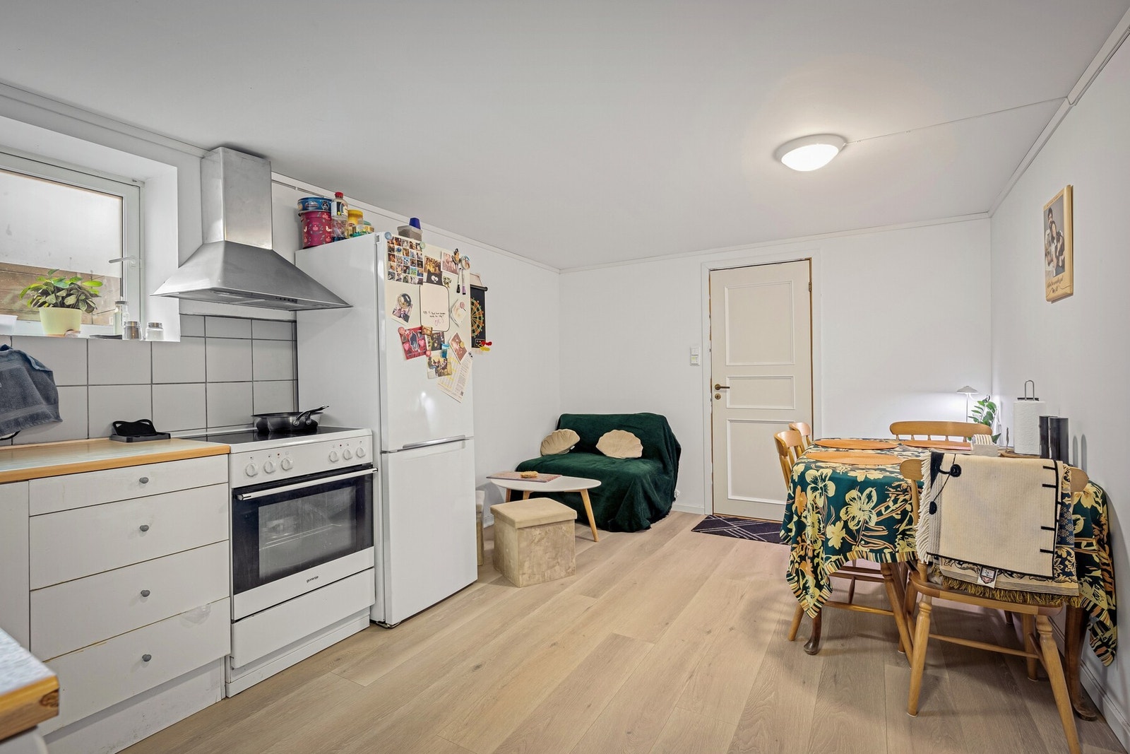 Kjøkkenet i utleiedelen er praktisk utformet med nødvendig skap- og benkeplass samt plass til spisebord. Galleribilde