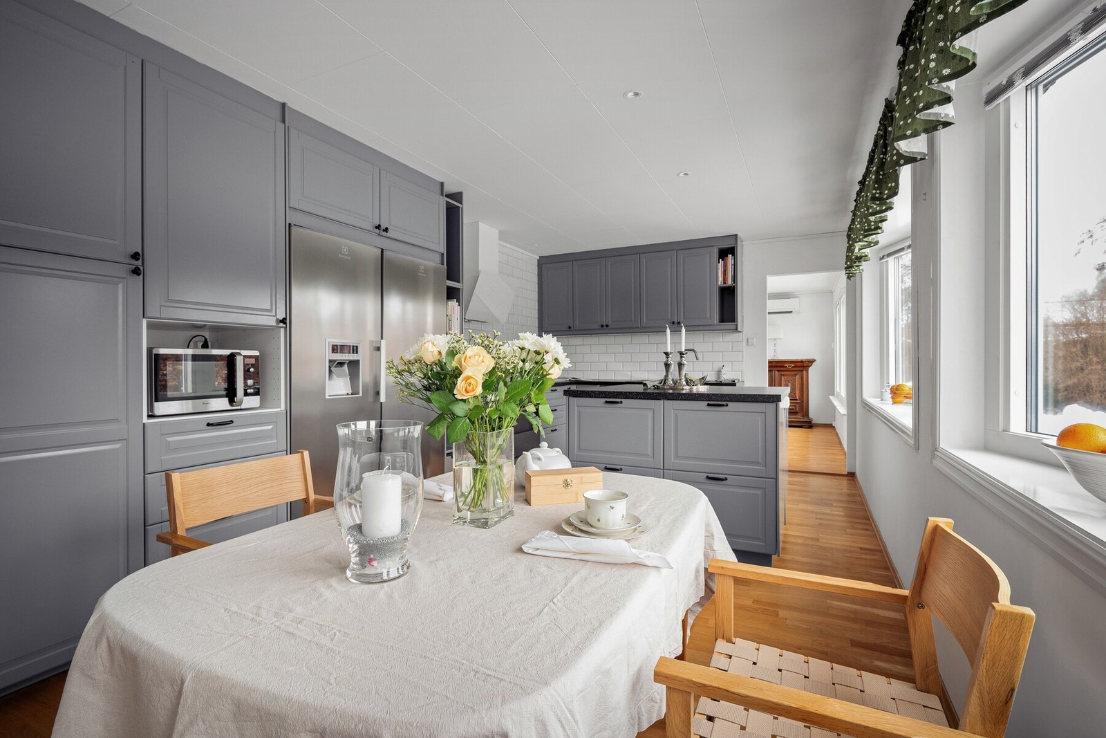 Det er rikelig med skap- og benkeplass, samt en praktisk kjøkkenøy som gir ekstra arbeidsflate og en sitteplass som fungerer som et naturlig samlingspunkt i hverdagen. Galleribilde