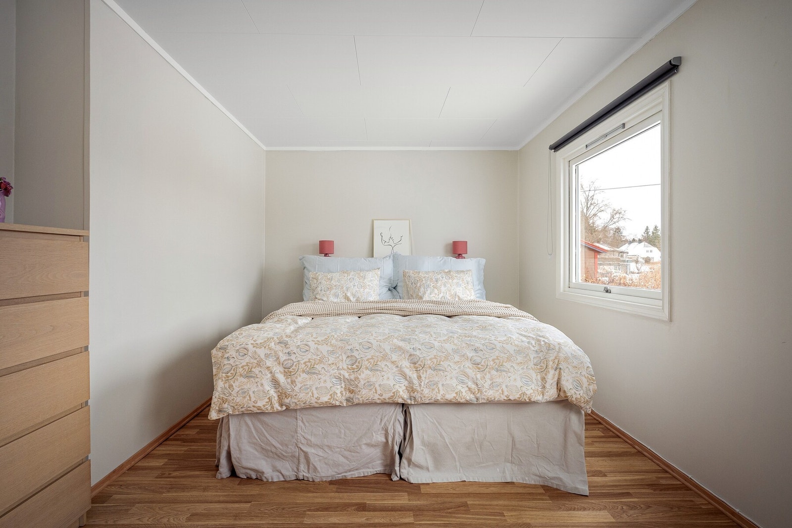 Soverom 2 har også god størrelse og er enkelt å møblere med både seng, garderobeløsning og skrivebord. Galleribilde