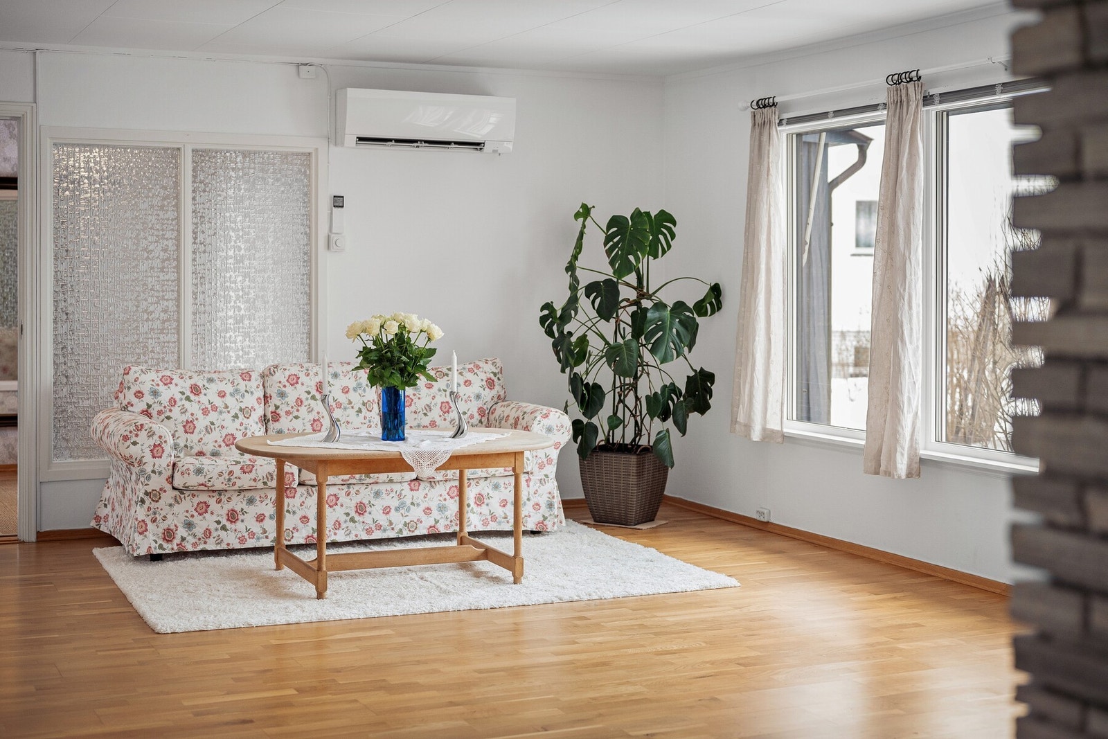 Rommet ligger praktisk til i tilknytning til kjøkken og spisestue, noe som gir en god flyt mellom oppholdsrommene i hverdagen. Galleribilde