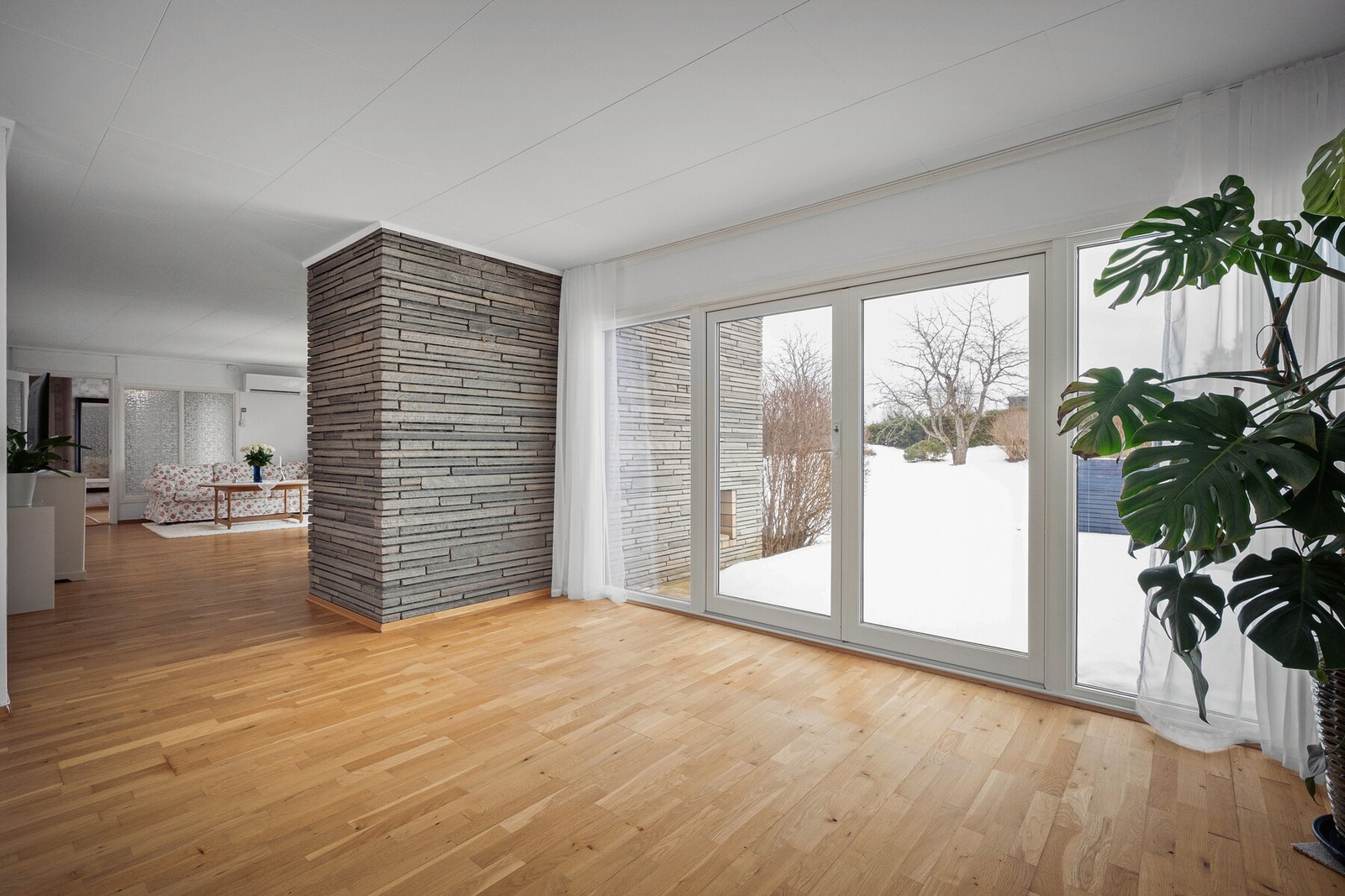 Fra spisestuen er det direkte utgang til en stor og solrik platting, som gir en naturlig forlengelse av oppholdsrommet på fine dager. Galleribilde