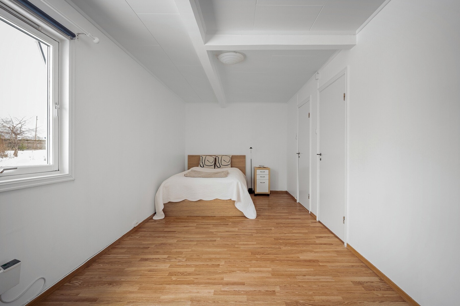 Romslig soverom. Rommet ligger i tilknytning til "eget" bad og er enkelt å møblere. Galleribilde