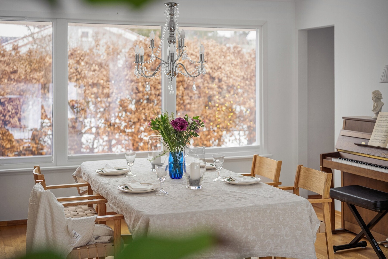 Boligen har alt på én flate i hovedetasjen med store, lyse oppholdsrom, hele 4 soverom og flere bad. Stor kjeller med god takhøyde, ekstra oppholdsrom og fleksible bruksområder. Galleribilde