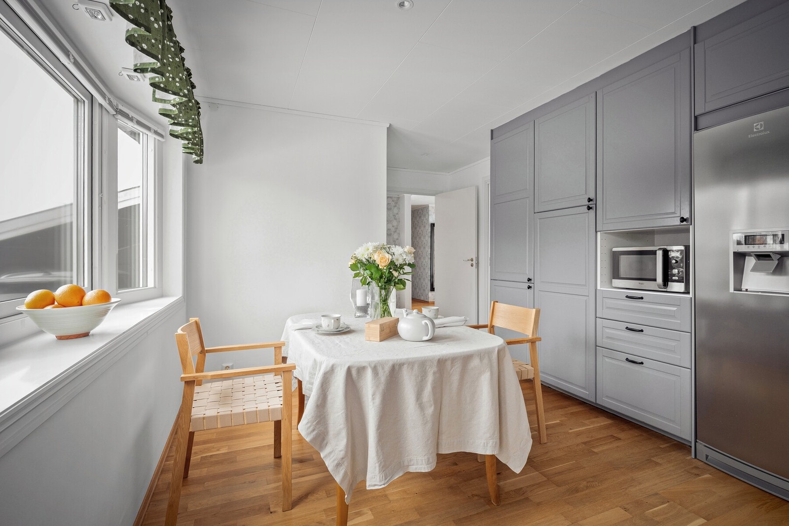 Den delvis åpne løsningen mot stue og spisestue skaper en sosial og praktisk planløsning som passer godt for både hverdag og selskap. Galleribilde