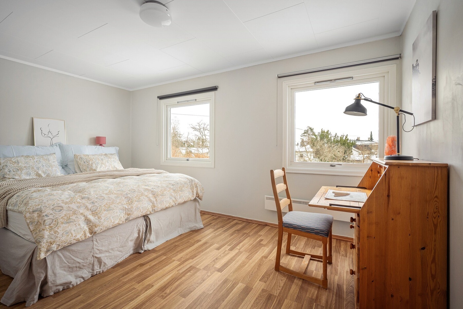 Gode vindusflater som gir rikelig med naturlig lys og en luftig romfølelse. Galleribilde