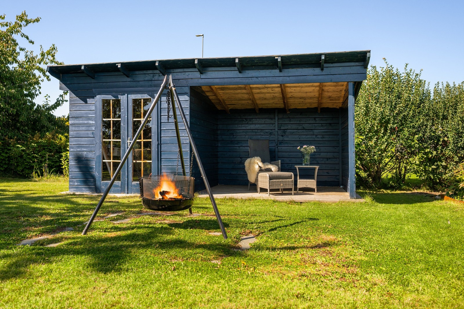 Eiendommen byr på en fantastisk stor og usjenert hage, innerst i privat vei kun delt med én nabo, med sol fra morgen til kveld. Galleribilde