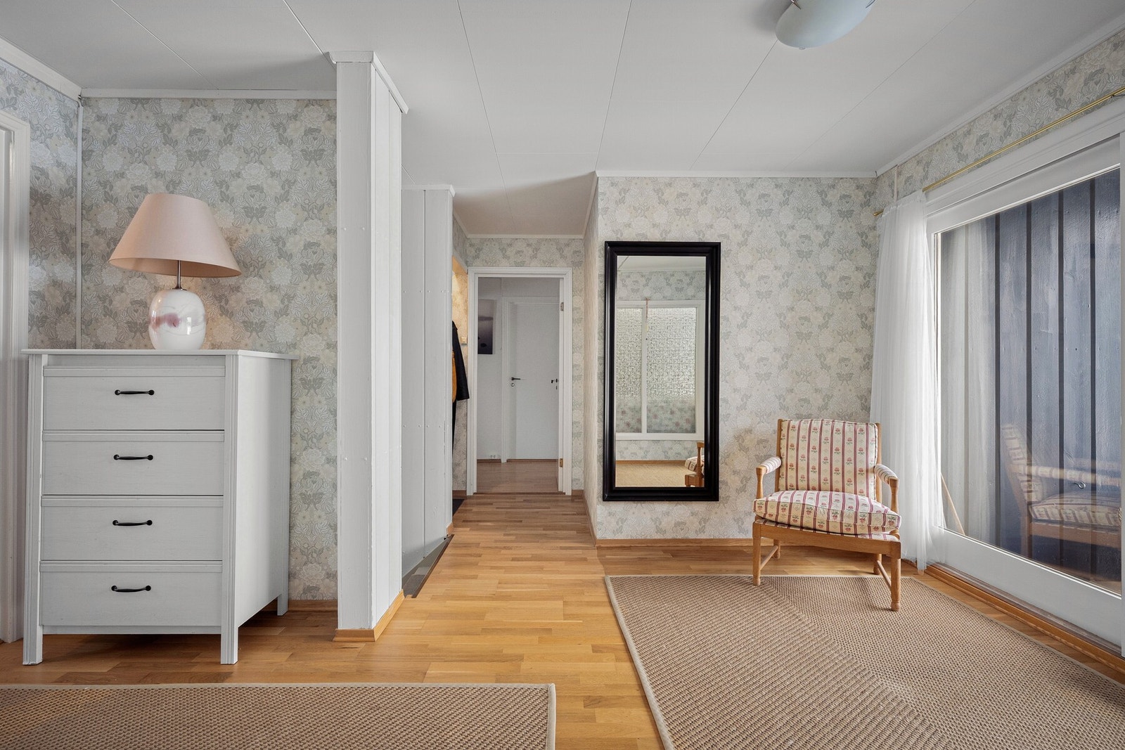 Boligen ønsker deg velkommen med en lys og innbydende entré med god plass til yttertøy og oppbevaring. Galleribilde