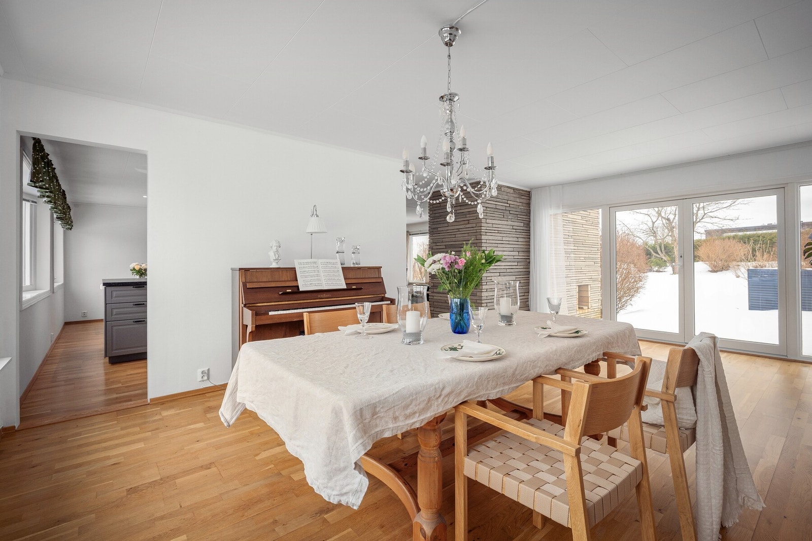 Spisestuen ligger i åpen løsning mot både kjøkken og stue, og oppleves som et naturlig samlingspunkt for familie og gjester. Galleribilde