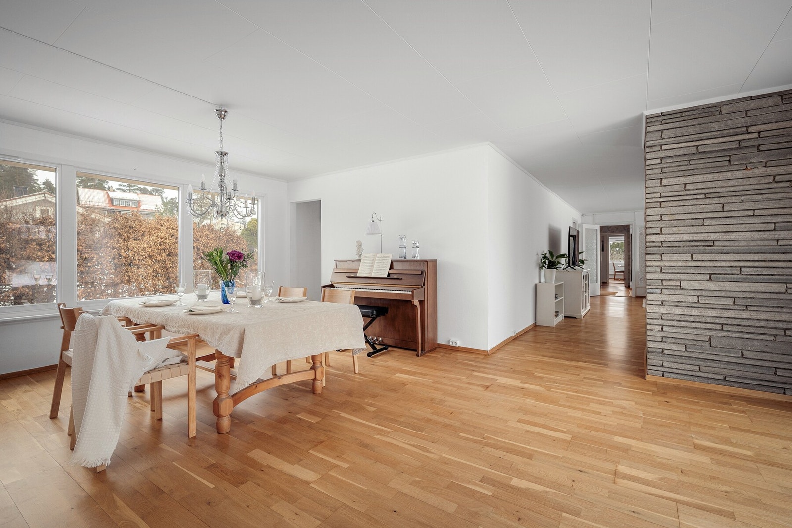 Spisestuen er romslig og luftig med god plass til stort spisebord og tilhørende møblement. Galleribilde