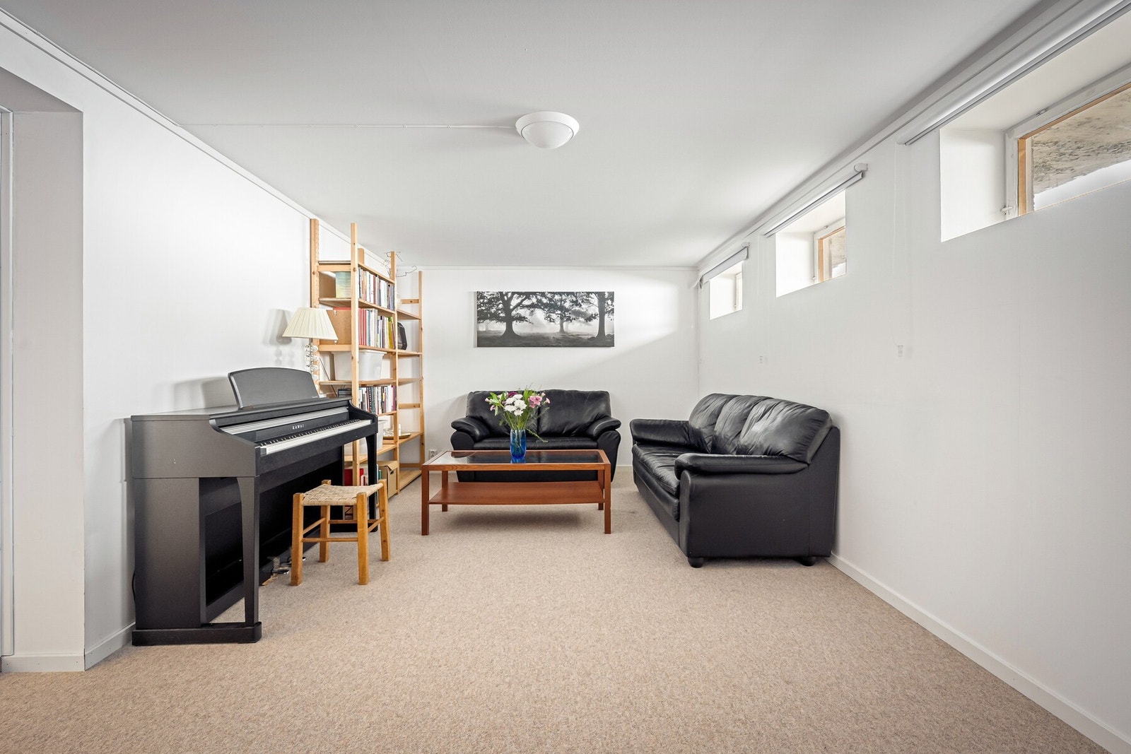 Underetasjen byr på en romslig og fleksibel kjellerstue som egner seg svært godt som ekstra oppholdsrom, TV-stue, lekerom, treningsrom eller hobbyrom. Galleribilde