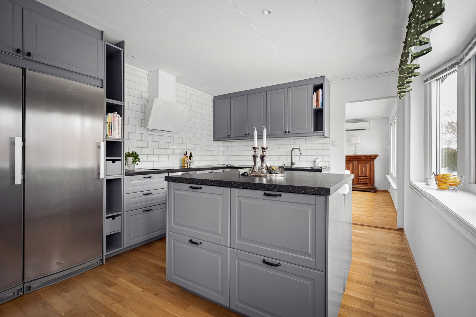 Kjøkkenet fremstår som moderne og funksjonelt med innredning fra 2018. Galleribilde