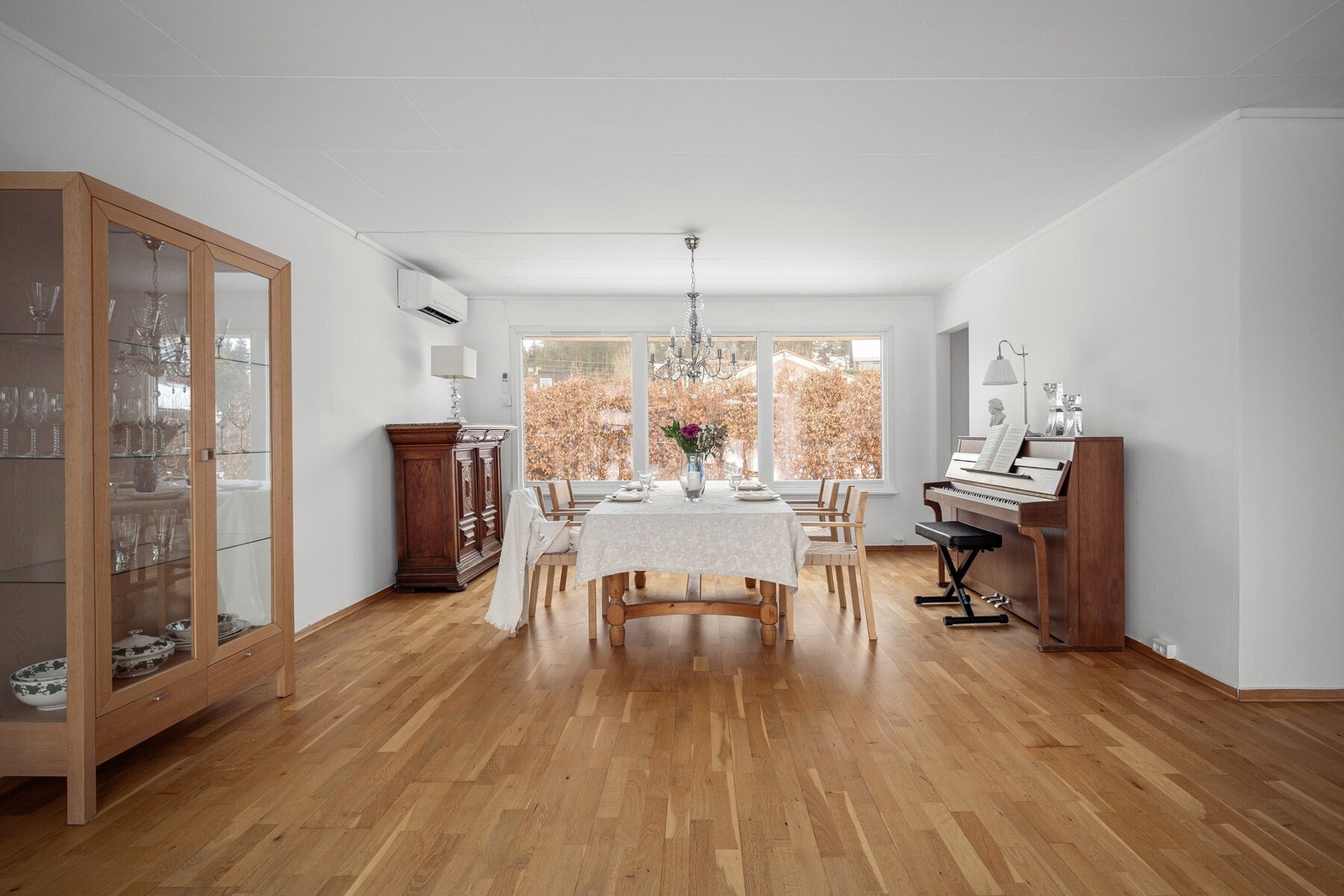 Store vindusflater gir rikelig med naturlig lys og skaper en hyggelig ramme rundt måltidene. Galleribilde