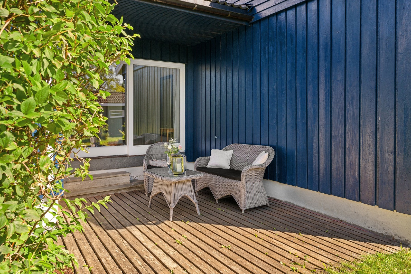 Eiendommen har et svært romslig og usjenert uteområde med attraktiv beliggenhet innerst i privat vei, kun delt med én nabo. Galleribilde