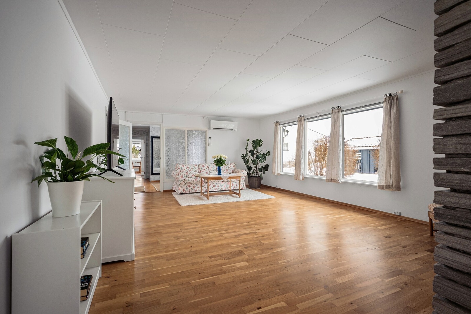 Store vindusflater slipper inn rikelig med dagslys og gir en luftig og innbydende romfølelse. Galleribilde