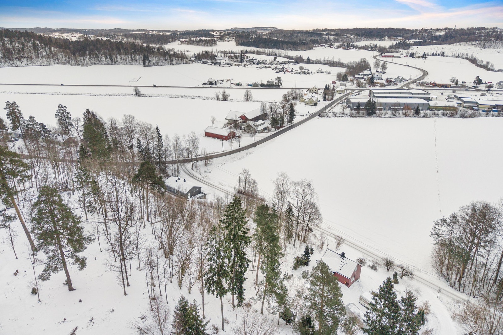 Landlig område med naturen og turområder rett utenfor døren Galleribilde