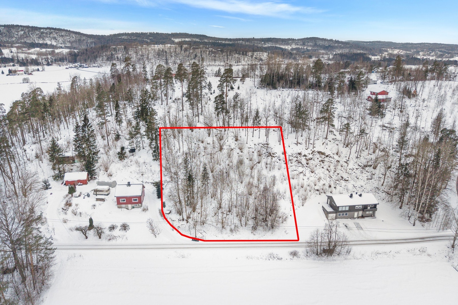 Stor skrånet tomt med gode muligheter for stor enebolig Galleribilde