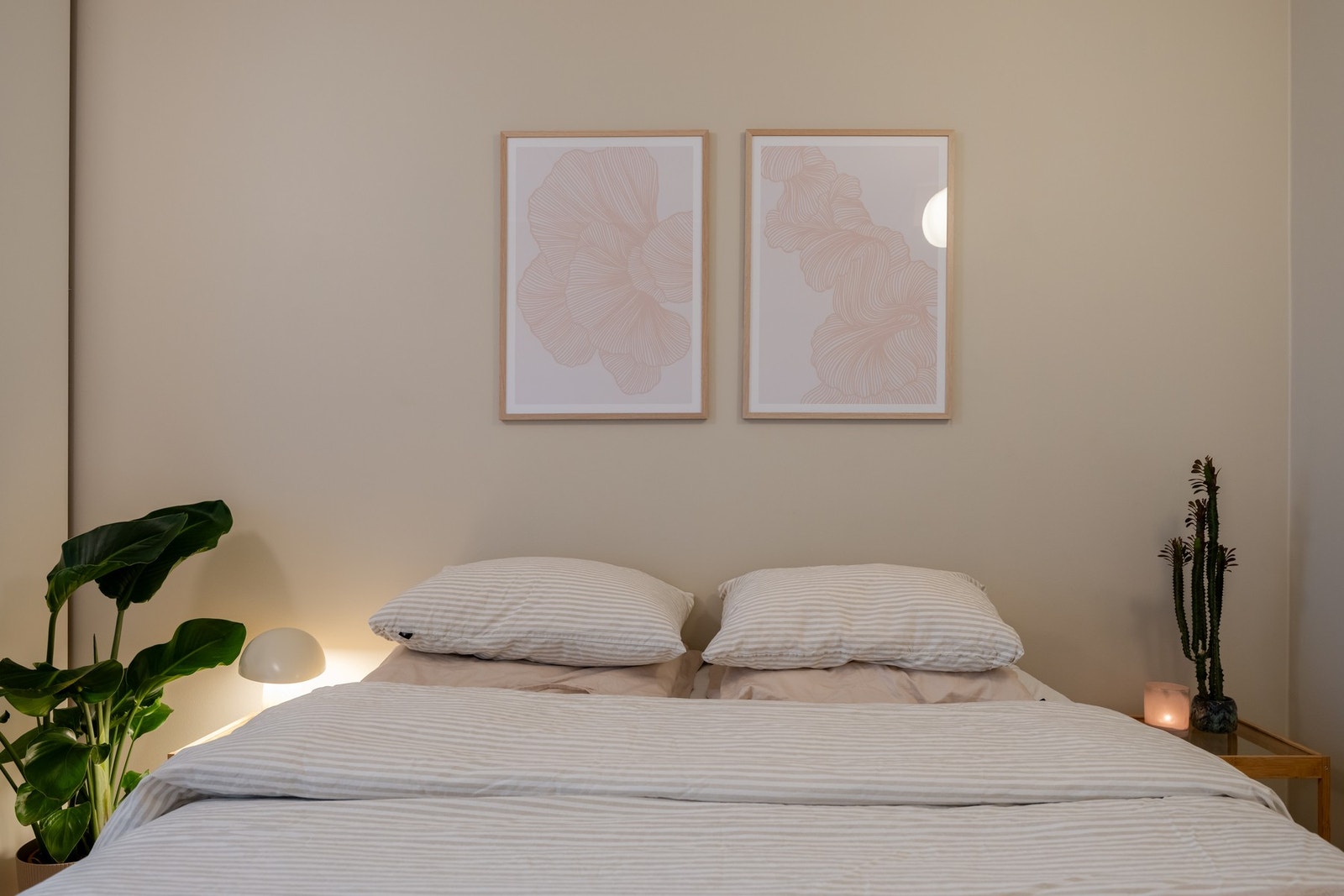 Hovedsoverommet har god plass til dobbeltseng og oppbevaringsmøblement. Galleribilde