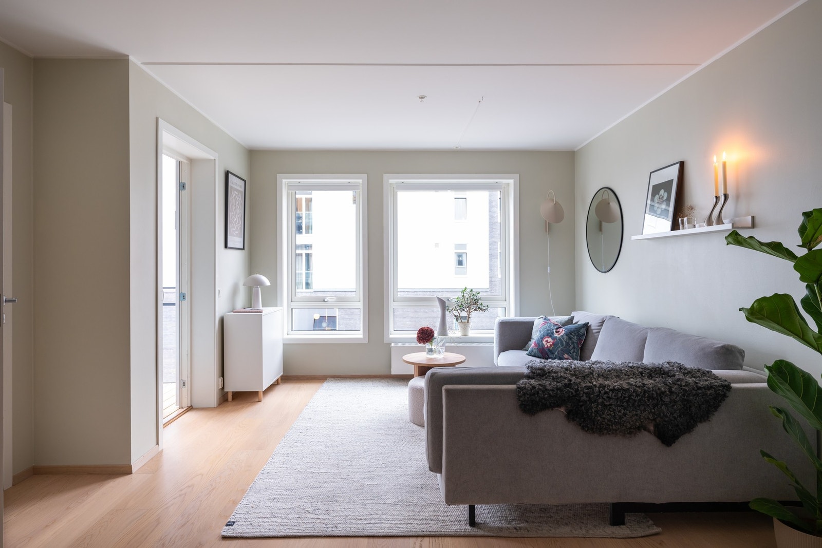 Hele boligen varmes opp med vannbåren varme og har balansert ventilasjon som bidrar til et godt inneklima og bomiljø. Galleribilde