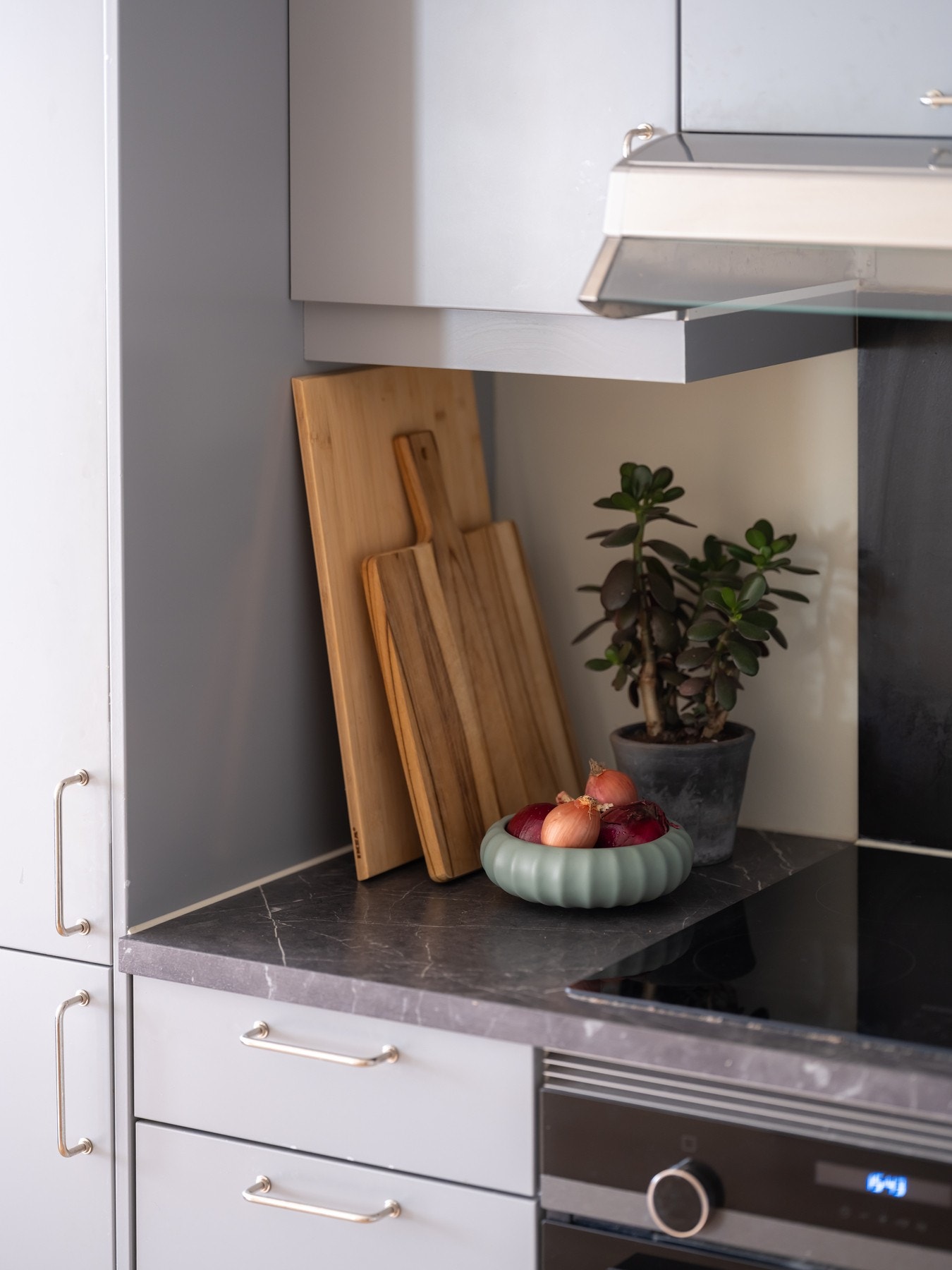 Det er montert lekkasjestopper og komfyrvakt. Galleribilde