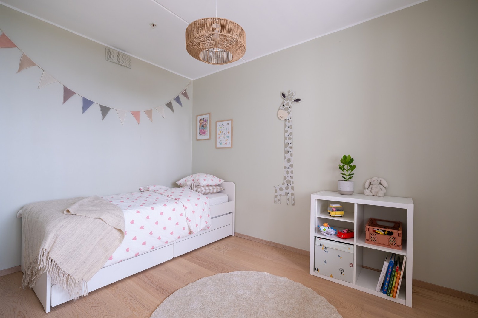 Soverom to er også av fin størrelse og har parkett på gulv samt malte overflater. Galleribilde