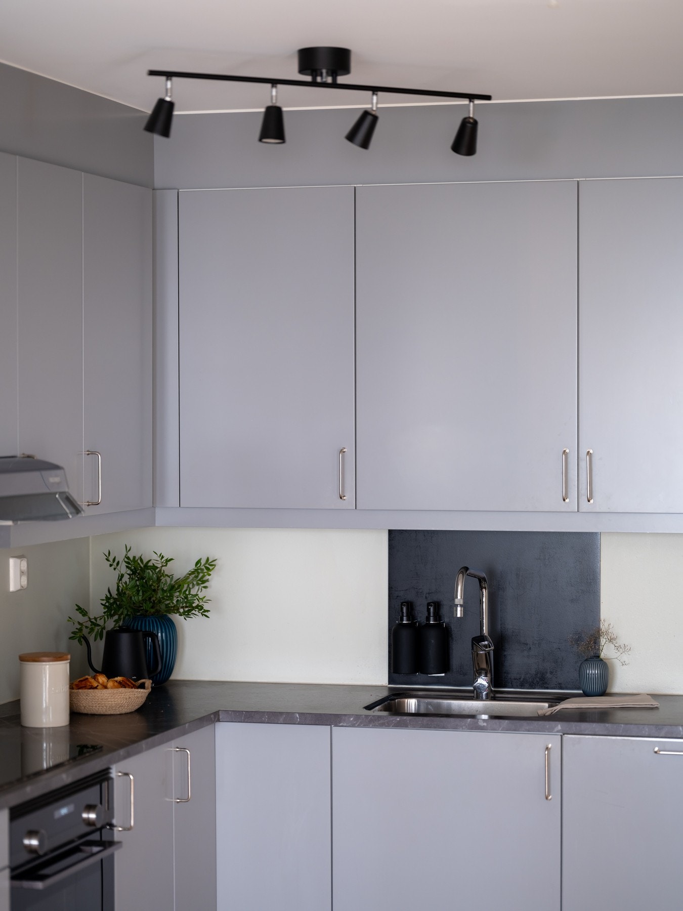 Det er lagt laminatplater bak platetopp og vask, i tillegg til belysning og stikkontakter under overskapene. Galleribilde