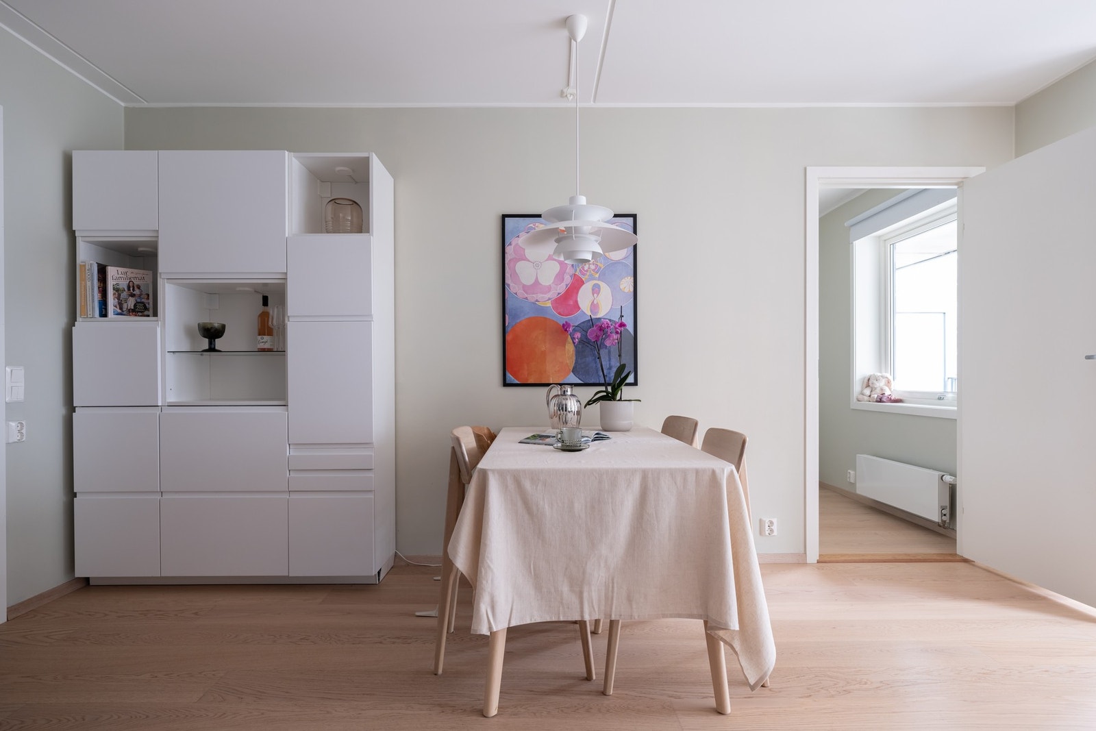 Mellom stue og kjøkken er det fin plass for spisebord. Galleribilde