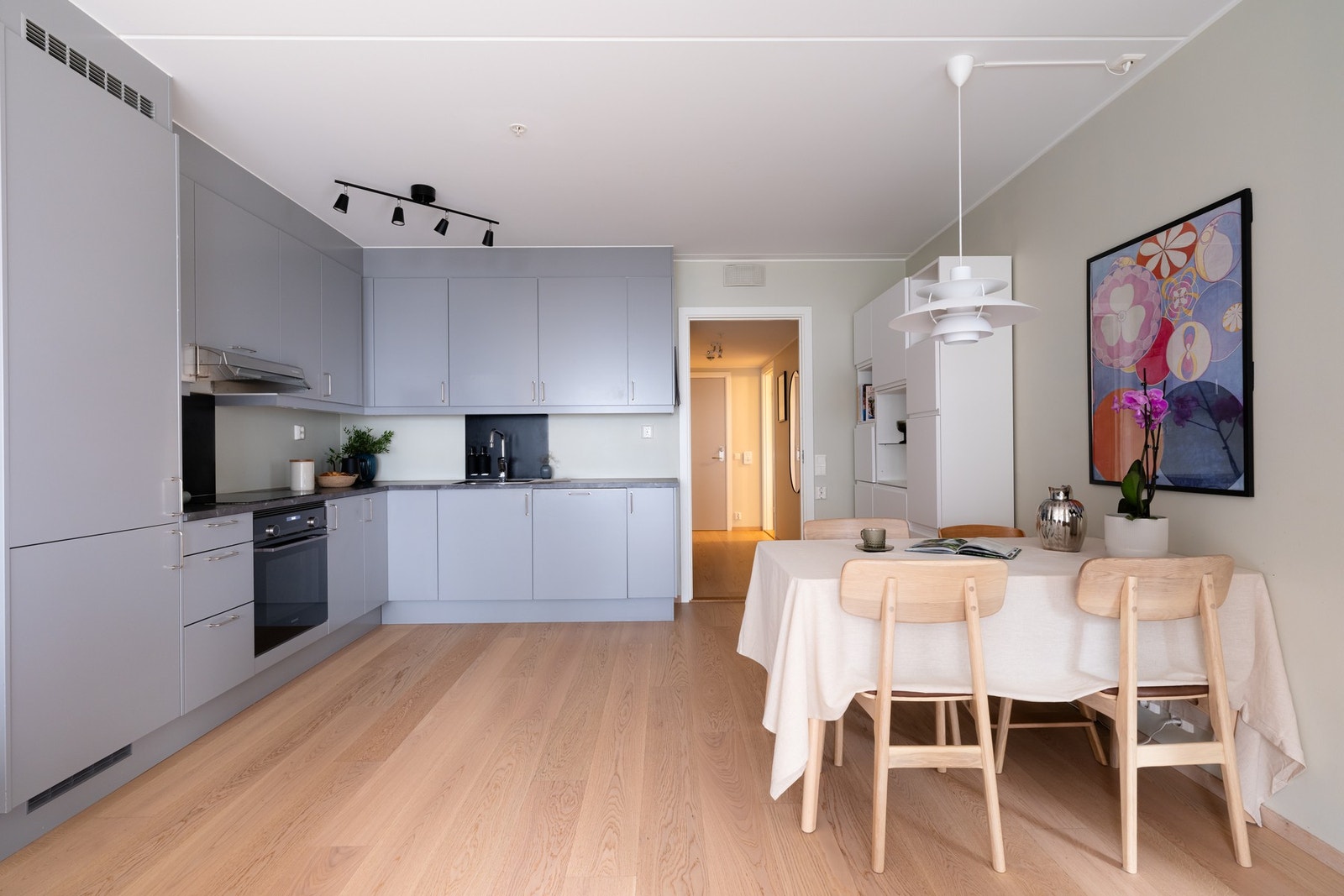 Den åpne stuen og kjøkkenløsningen gir et sosialt og luftig allrom. Galleribilde