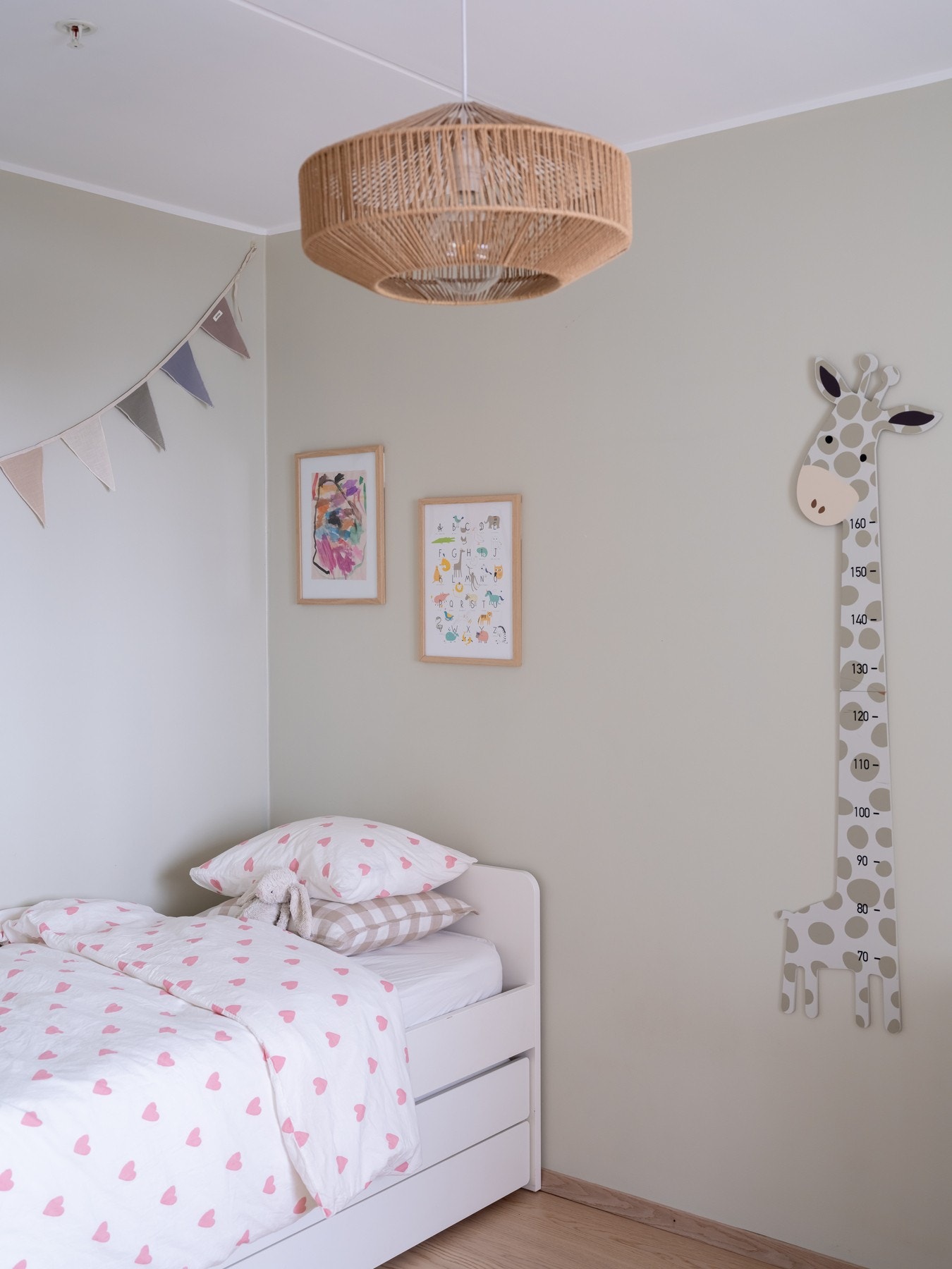 Her er det plass til seng, kontorpult og oppbevaringsmøblement. Galleribilde